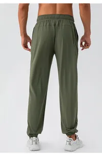 Achteraanzicht van olijfgroene heren sportjoggingbroek met elastische taille en boorden.