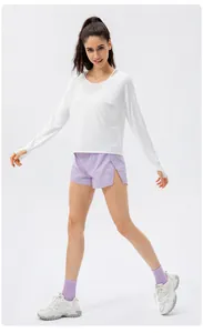 Vue complète d'un haut de protection solaire blanc et d'un short de sport violet.