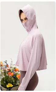 Vista laterale della giacca da sole viola chiaro da donna con cappuccio e maschera facciale