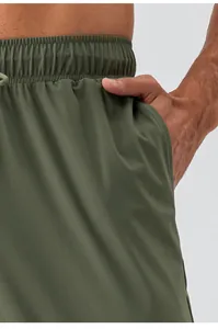 Detailweergave van olijfgroene sneldrogende sportbroek met elastische tailleband
