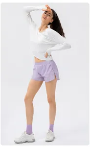 Mannequin portant un t-shirt de protection solaire blanc à manches longues et un short violet