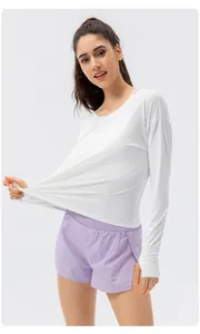 Détail du haut de sport blanc à manches longues anti-UV avec tissu haute élasticité
