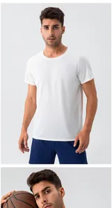 Dettaglio del tessuto a rete traspirante e della vestibilità di una maglia da uomo