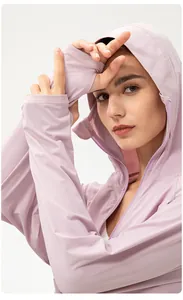 Primo piano di una felpa con cappuccio anti-UV color lavanda da donna con asole per i pollici.