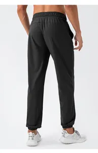 Achteraanzicht van premium heren sportjoggers, sneldrogend en verkoelend, zwart