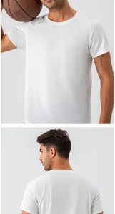 Vista dettagliata del davanti e del dietro di una t-shirt sportiva bianca traspirante