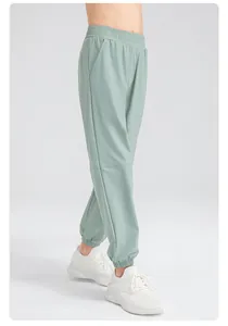 Vue détaillée du pantalon de jogging de sport pour garçon à séchage rapide en vert