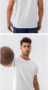 Dettaglio della maglietta sportiva bianca traspirante da uomo in una scena di basket