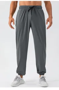 Detailopname van sneldrogende heren joggingbroek met elastische tailleband en koord