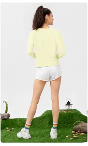 Vue arrière d'une femme en haut de sport jaune et short blanc avec protection anti-UV
