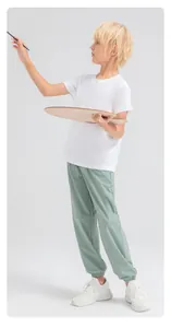 Jeune garçon portant un pantalon de jogging vert clair à séchage rapide et baskets