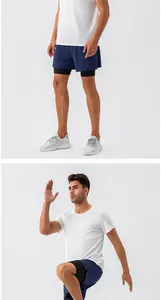 Vista dettagliata di un uomo con t-shirt sportiva bianca traspirante e pantaloncini blu