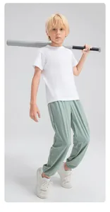 Vue détaillée du pantalon de sport en nylon à séchage rapide pour garçons en vert clair