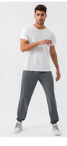 Detail van een grijze sneldrogende sportbroek voor heren van nylon met een sportieve pasvorm.