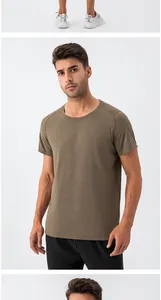 Collage dettagliato che mostra una maglietta sportiva da uomo in mesh marrone traspirante.