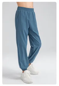 Détail du pantalon de sport bleu à séchage rapide pour garçons avec chevilles resserrées.