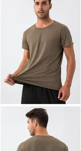Dettaglio della t-shirt sportiva da uomo verde oliva che mostra la trama e l'elasticità.
