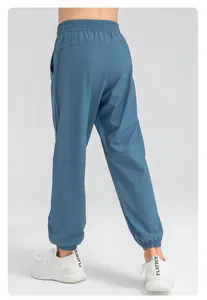 Vue arrière d'un pantalon de sport bleu pour garçon en nylon à séchage rapide
