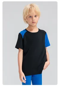 Short-sleeved sports T-shirt for boys with black and blue contrast panels for summer training