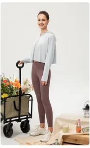Donna in felpa con cappuccio per protezione solare blu chiaro con carrello di fiori
