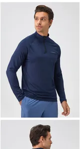 Detailansicht eines Mannes in einem marineblauen Sport-Sweatshirt mit halbem Reißverschluss