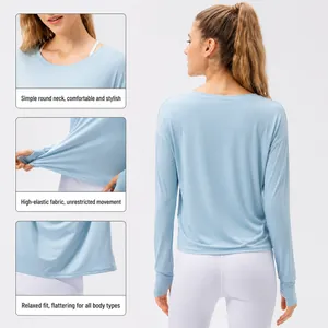 Haut de sport à manches longues anti-UV pour femmes en bleu clair avec tissu respirant.