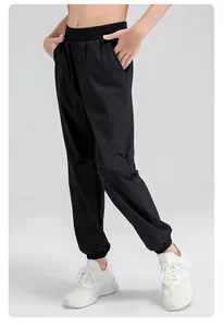 Vue détaillée du pantalon de jogging noir à séchage rapide pour garçons avec taille élastique