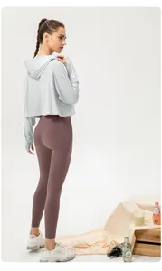 Vista posteriore di una donna che indossa una giacca solare azzurra e leggings sportivi