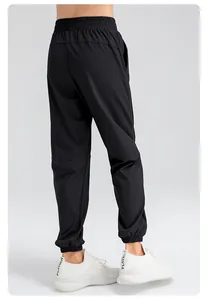 Vue arrière détaillée du pantalon de jogging noir à séchage rapide pour garçons