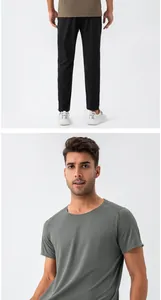 T-shirt sportiva grigia da uomo traspirante e pantaloni da corsa neri completi