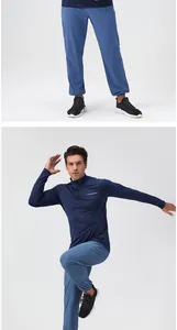 Detailansicht eines dunkelblauen Herren-Sportpullovers mit halbem Reißverschluss und Tasche