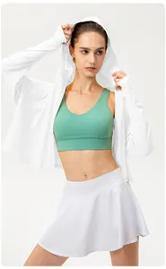 Dettaglio di giacca bianca protettiva dai raggi UV con cappuccio su modella sport