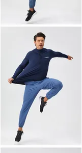 Herren Langarm-Sportshirt mit Reißverschluss und eine hellblaue Jogginghose