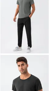 Dettaglio di una t-shirt sportiva da uomo grigia in tessuto traspirante ed asciugatura rapida