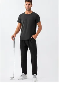 Dettaglio del set t-shirt sportiva e pantaloni da uomo traspiranti a rapida asciugatura
