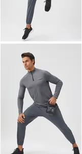 Detailansicht des Herren Sportoberteils mit Reißverschluss und der Trainingshose