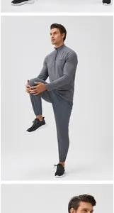 Ganzkörperansicht von Herren-Sport-Sweatshirt mit Reißverschluss und Jogginghose.
