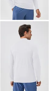 Rückansicht eines weißen, schnelltrocknenden Herren-Sport-Langarmshirts mit Stehkragen