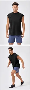 Vorder- und Seitenansicht des schwarzen ärmellosen Sport-Kapuzenshirts für Herren