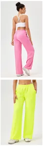 Detail van de getextureerde losse sportbroek met rechte pijpen in roze en neongele kleur