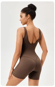 Vue arrière d'un body de yoga marron moulant avec un design de levage sculptant