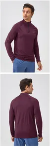Vorder- und Rückansicht eines weinroten Sport-Sweatshirts mit halbem Reißverschluss.