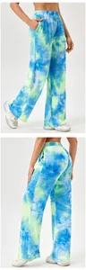 Detailweergave van tie-dye sportbroek met wijde pijpen en elastische tailleband.