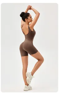 Vue latérale d'une combinaison de yoga marron moulante avec effet galbant