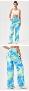 Detailweergave van dames sportbroek met wijde pijpen, tie-dye patroon en textuur