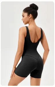 Vue arrière d'un body de yoga noir élastique avec design galbant et dos nu en U