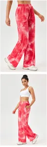 Volledige weergave en detail van de roze tie-dye sportbroek met wijde pijpen voor dames