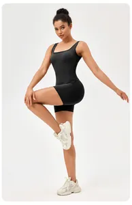 Combinaison de yoga noire élégante avec décolleté en U flatteur et coussinets