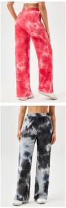 Gedetailleerde voor- en achteraanzichten van tie-dye sportbroeken met wijde pijpen voor dames