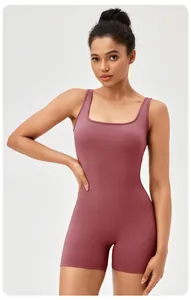 Combinaison de yoga rose poudré avec col carré et coupe ajustée sculptante